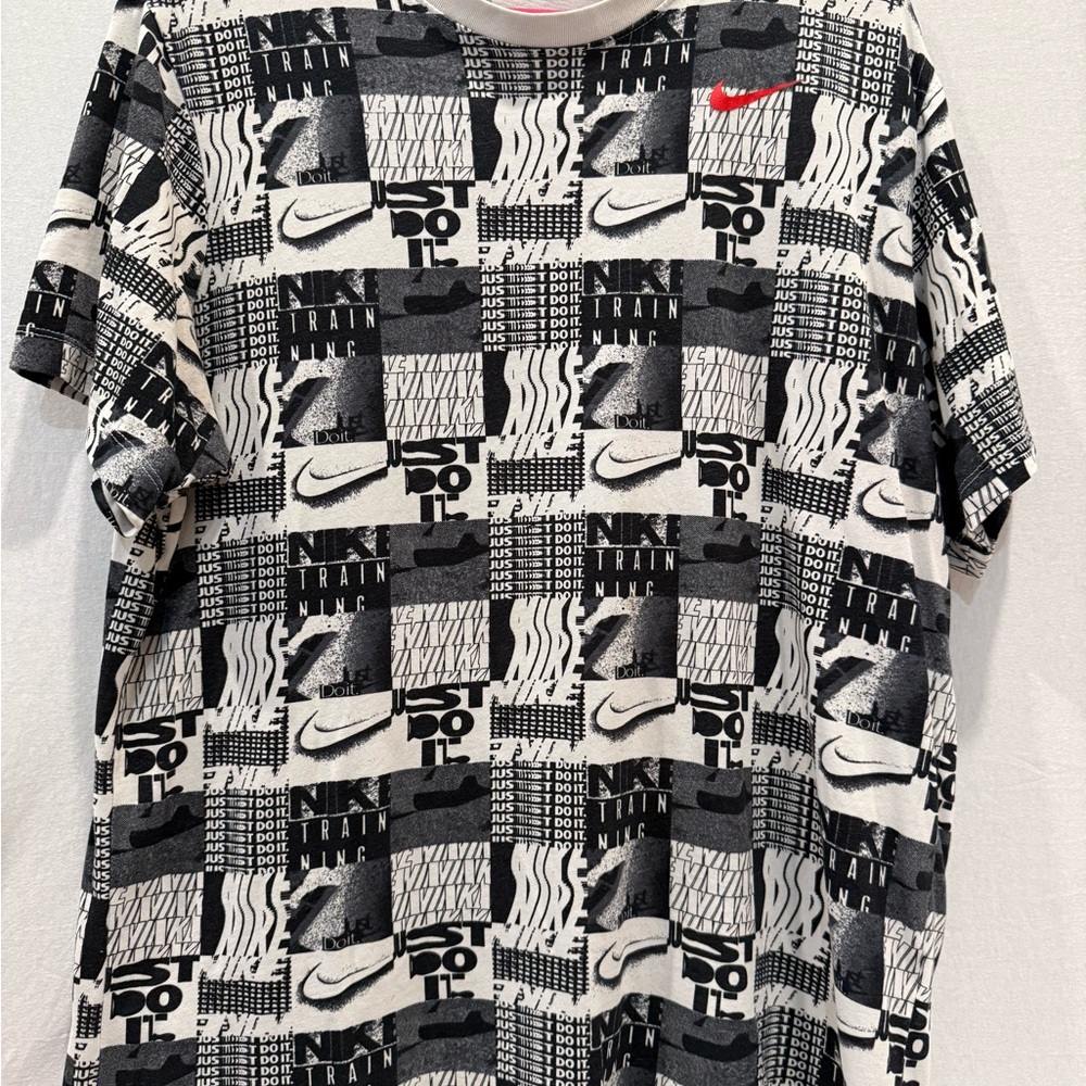 Nike Men's Black and White Graphic T-Shirt